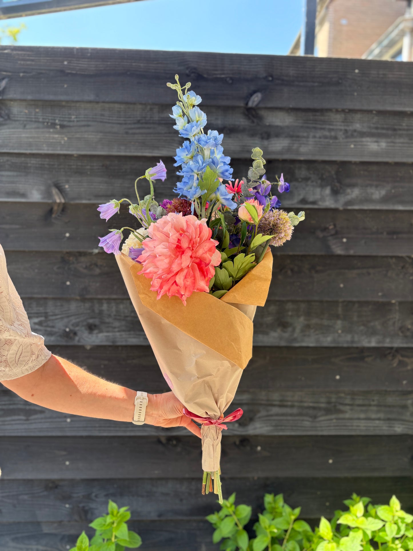 Ingepakt Zijden plakboeket met roze, paarse, blauwe, witte bloemen