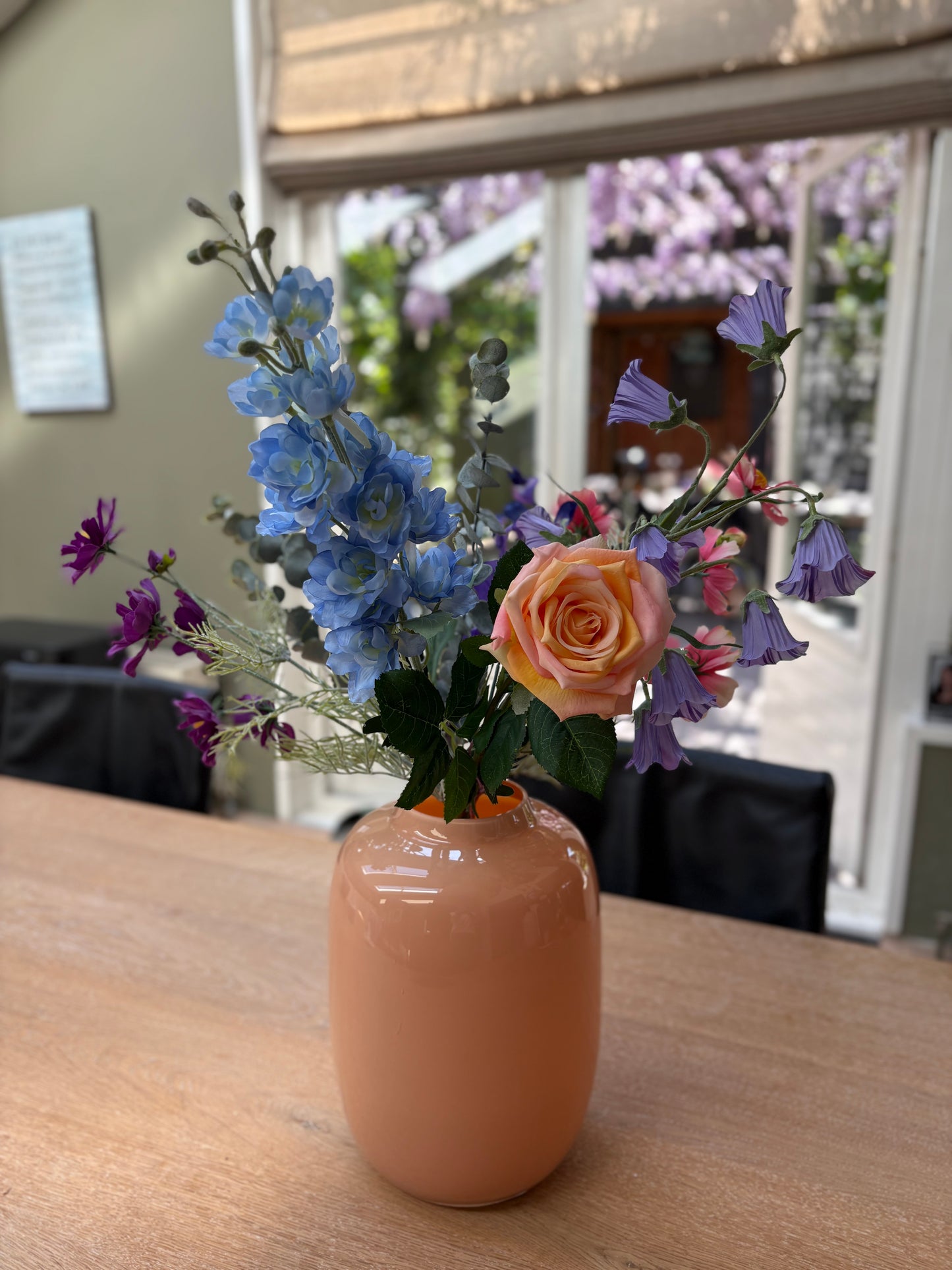 Zijden plukboeket met perzikkleurige roos, blauwe delphinium, roze en paarse cosmos