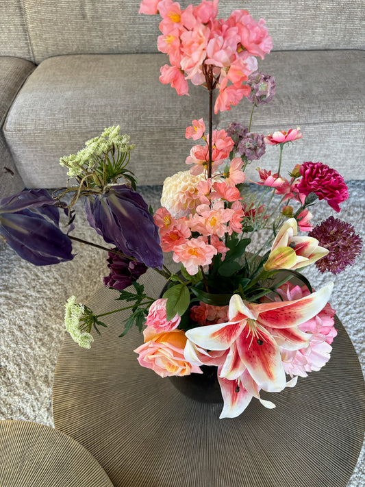 Close-up van zijden boeket Luna met bloeiende prunus tak