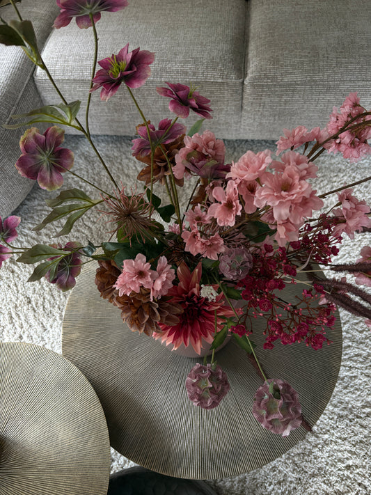 Close up Zijden boeket in zachte roze tinten met prunustak, dahlia en helleborus in pastelroze vaas van 35 cm hoog