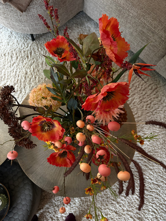 Close up Zijden boeket Saar met 14 stelen in warme herfsttinten geel, oranje en paars, stijlvol geschikt in een cheetah print vaas van 29 cm hoog.