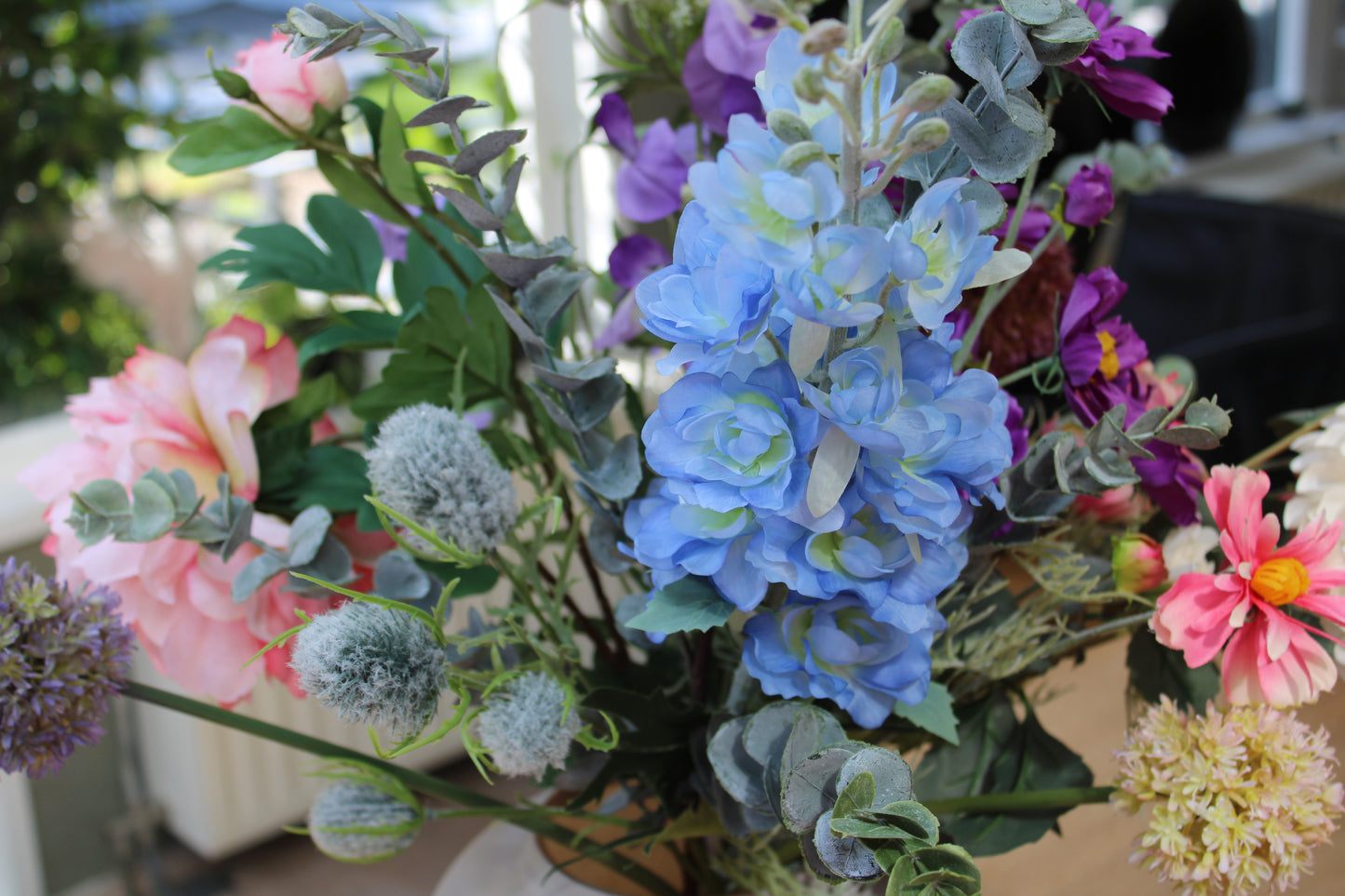 Boven aanzicht van Zijden plukboeket met roze, paarse, blauwe, witte bloemen