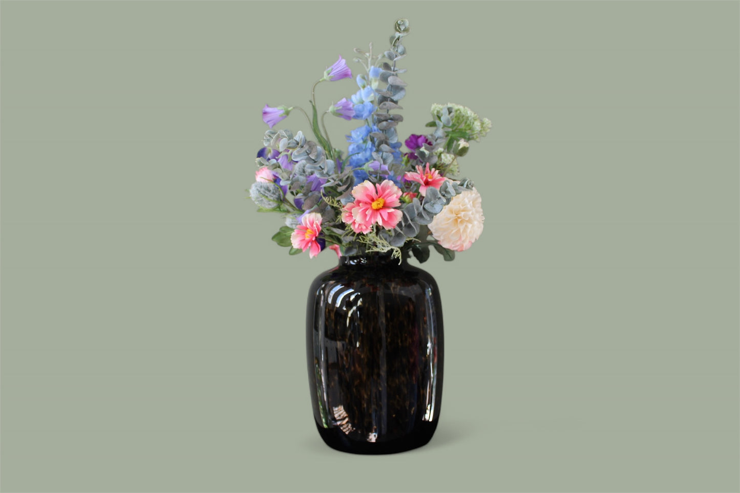 Zijden plakboeket met roze, paarse, blauwe, witte bloemen met vaas met cheetah dieren print