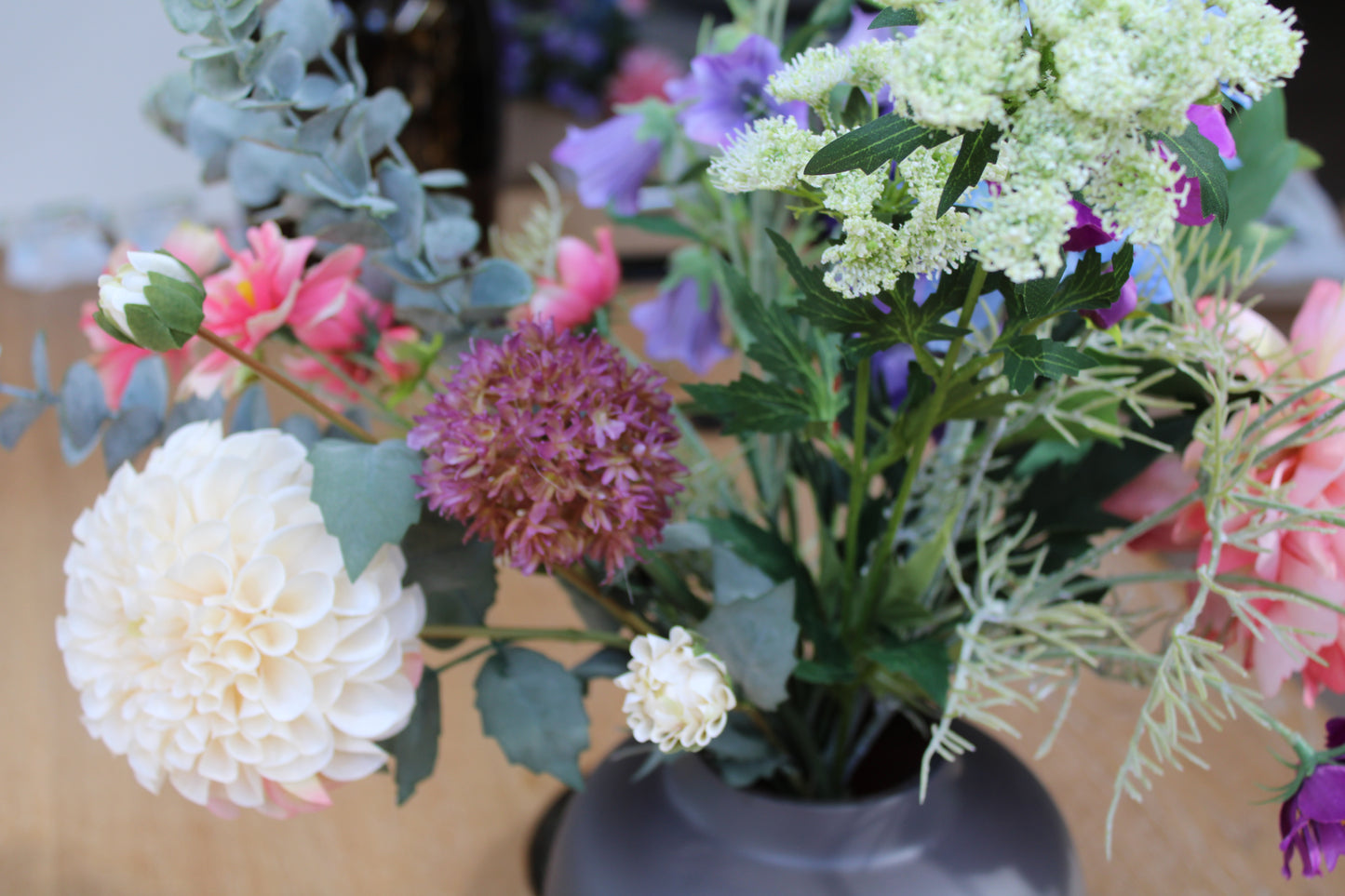 Zijaanzicht Zijden plakboeket met roze, paarse, blauwe, witte bloemen