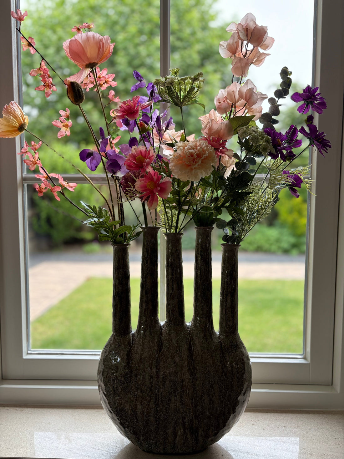 Maatwerk in zomerse sferen: trompetvaas met zijden bloemen