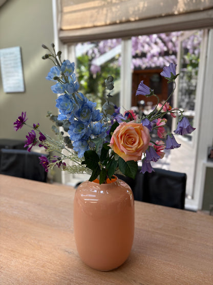 Zijden plukboeket met perzikkleurige roos, blauwe delphinium, roze en paarse cosmos