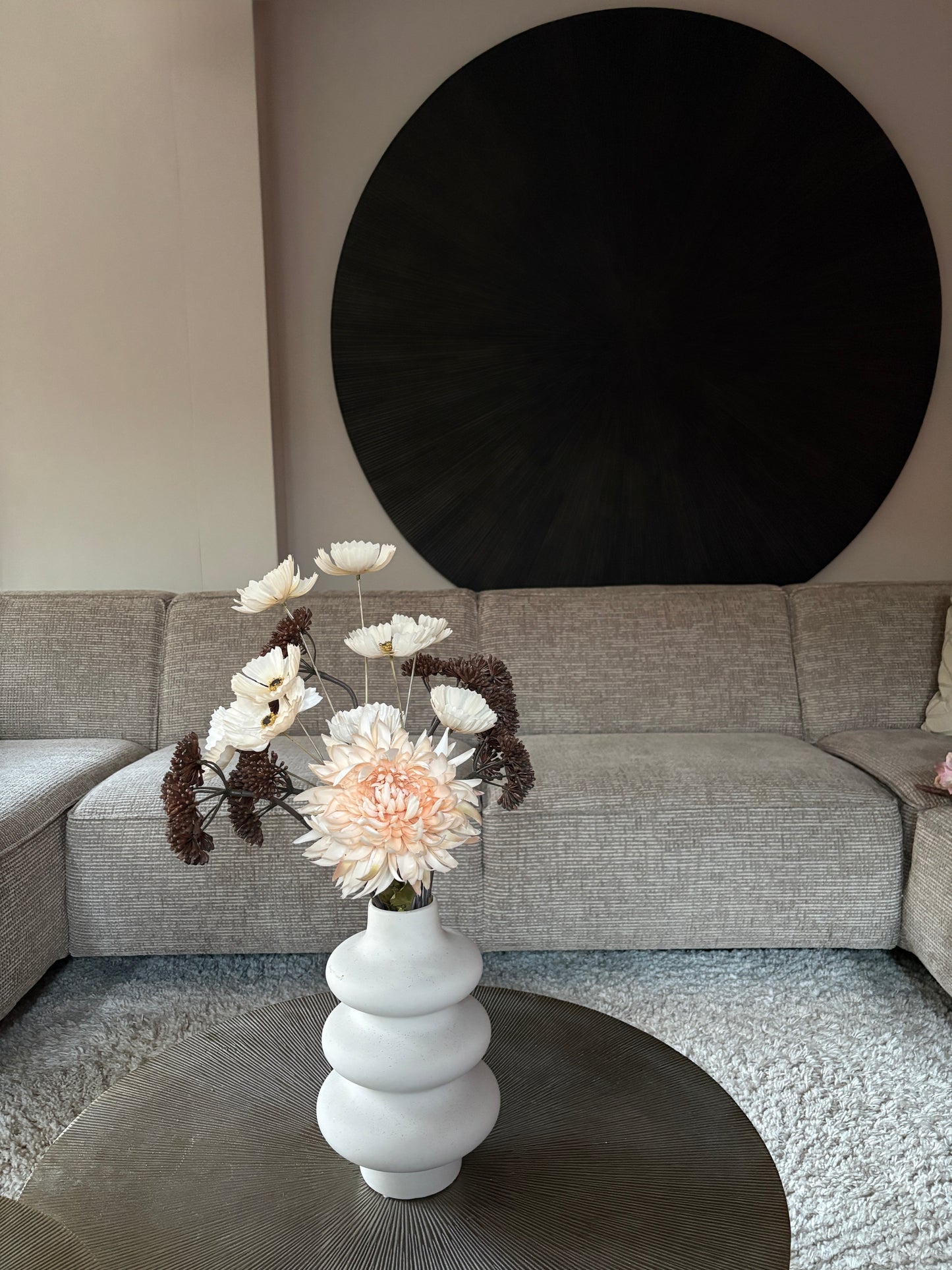 Zijden boeket Bente met crèmekleurige cosmos, heracles en chrysant in witte en bruine tinten, stijlvol bloemstuk met serene uitstraling.