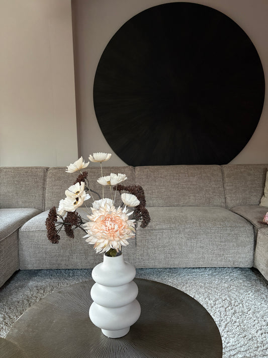 Zijden boeket Bente met crèmekleurige cosmos, heracles en chrysant in witte en bruine tinten, stijlvol bloemstuk met serene uitstraling.