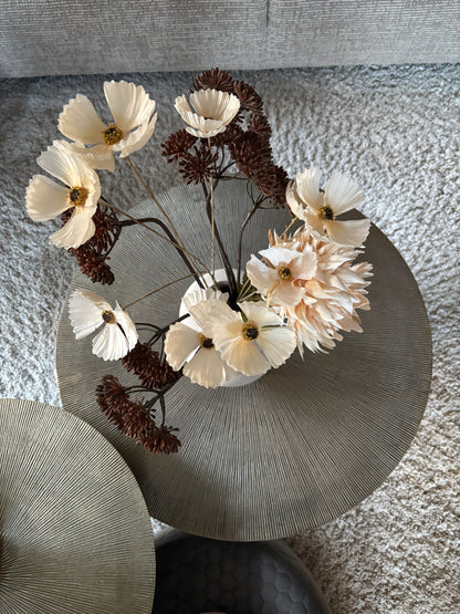 Zijden boeket Bente met crèmekleurige cosmos, heracles en chrysant in witte en bruine tinten, stijlvol bloemstuk met serene uitstraling.