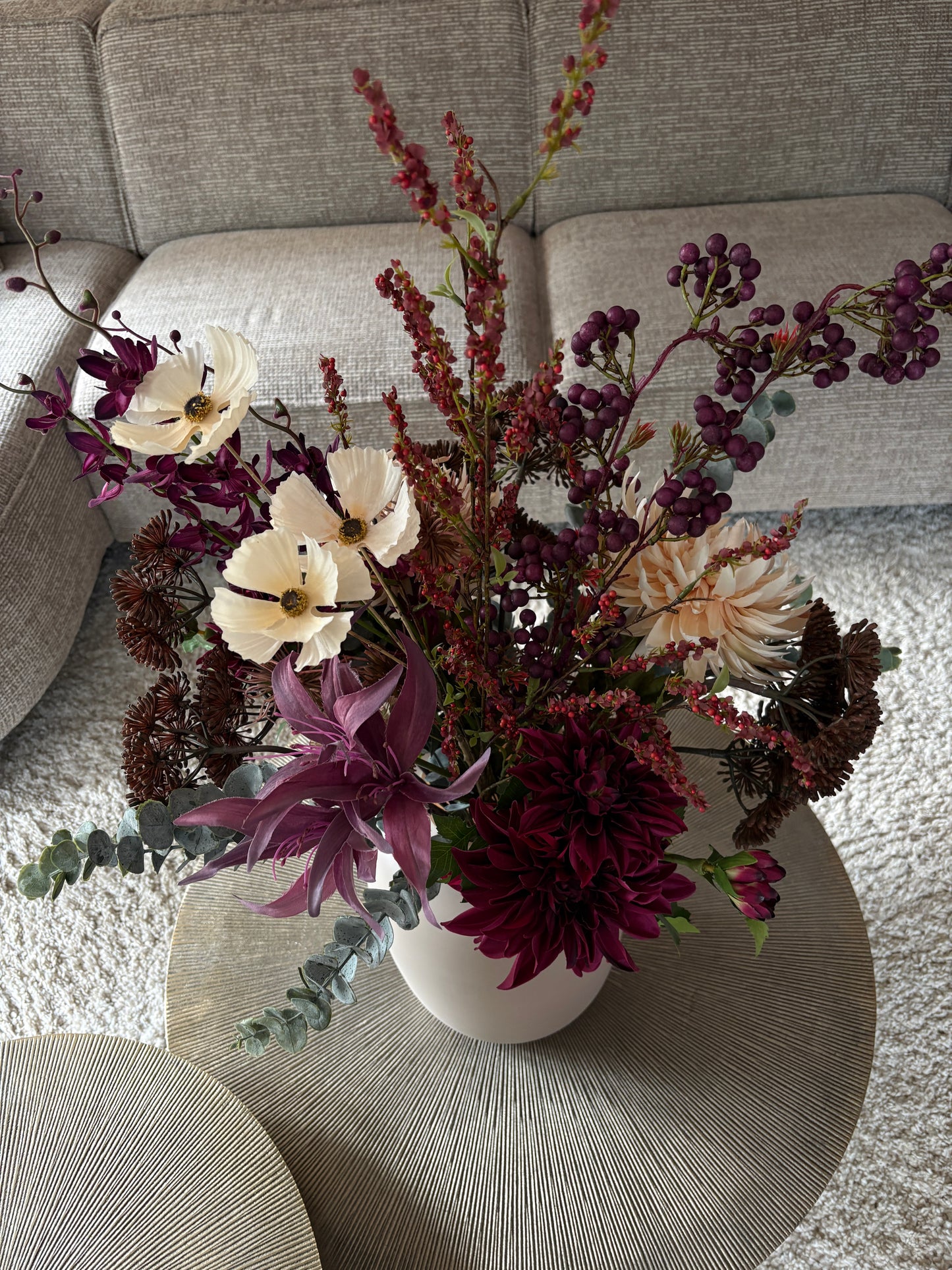 Close up Zijden boeket met diep bordeaurode en paarse tinten in een invoorkleurige vaas van 35 cm hoog
