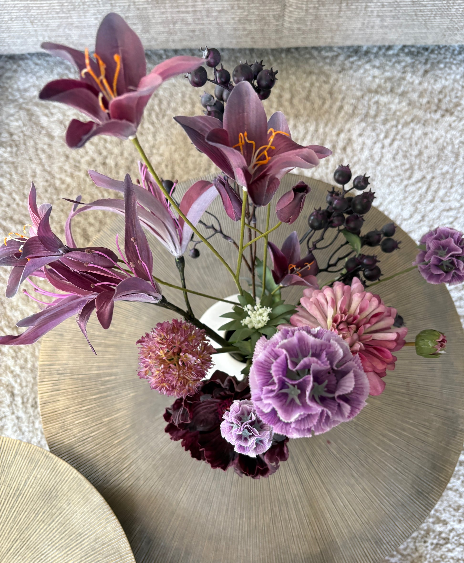 Close up:Boeket Fee is een compact maar stijlvol zijden boeket met 6 paarse bloemen van hoogwaardige kwaliteit, waaronder een anemoon, scabiosa en dahlia. Een speels en elegant geheel.