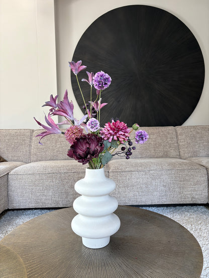 Boeket Fee is een compact maar stijlvol zijden boeket met 6 paarse bloemen van hoogwaardige kwaliteit, waaronder een anemoon, scabiosa en dahlia. Een speels en elegant geheel.