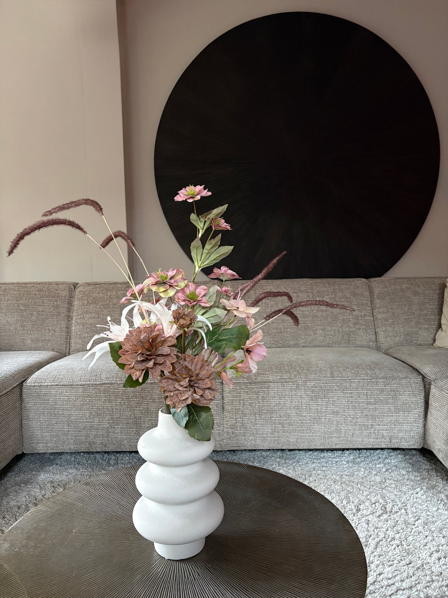 Zijden boeket Keet met zes kunstbloemen in taupe-, roze- en wittinten, elegant en romantisch bloemstuk voor elk interieur.
