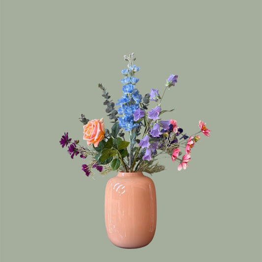 Zijden plukboeket met perzikkleurige roos, blauwe delphinium, roze en paarse cosmos