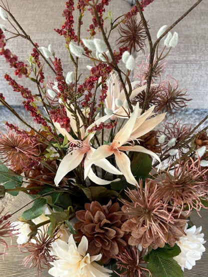 Close-up Boeket Mireille straalt rust en elegantie uit. Dit zijden boeket bestaat uit 11 hoogwaardige stelen in serene herfstkleuren: warm bruin gecombineerd met fris wit. De samenstelling bevat o.a. een kattenstaart wilg, bruidsbloem en prachtige witte en bruine dahlia’s, die samen een verfijnd en natuurlijk geheel vormen.