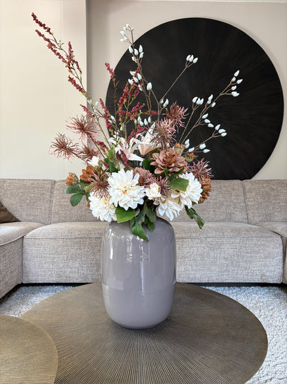 Boeket Mireille straalt rust en elegantie uit. Dit zijden boeket bestaat uit 11 hoogwaardige stelen in serene herfstkleuren: warm bruin gecombineerd met fris wit. De samenstelling bevat o.a. een bruidsbloem en prachtige witte en bruine dahlia’s, die samen een verfijnd en natuurlijk geheel vormen.