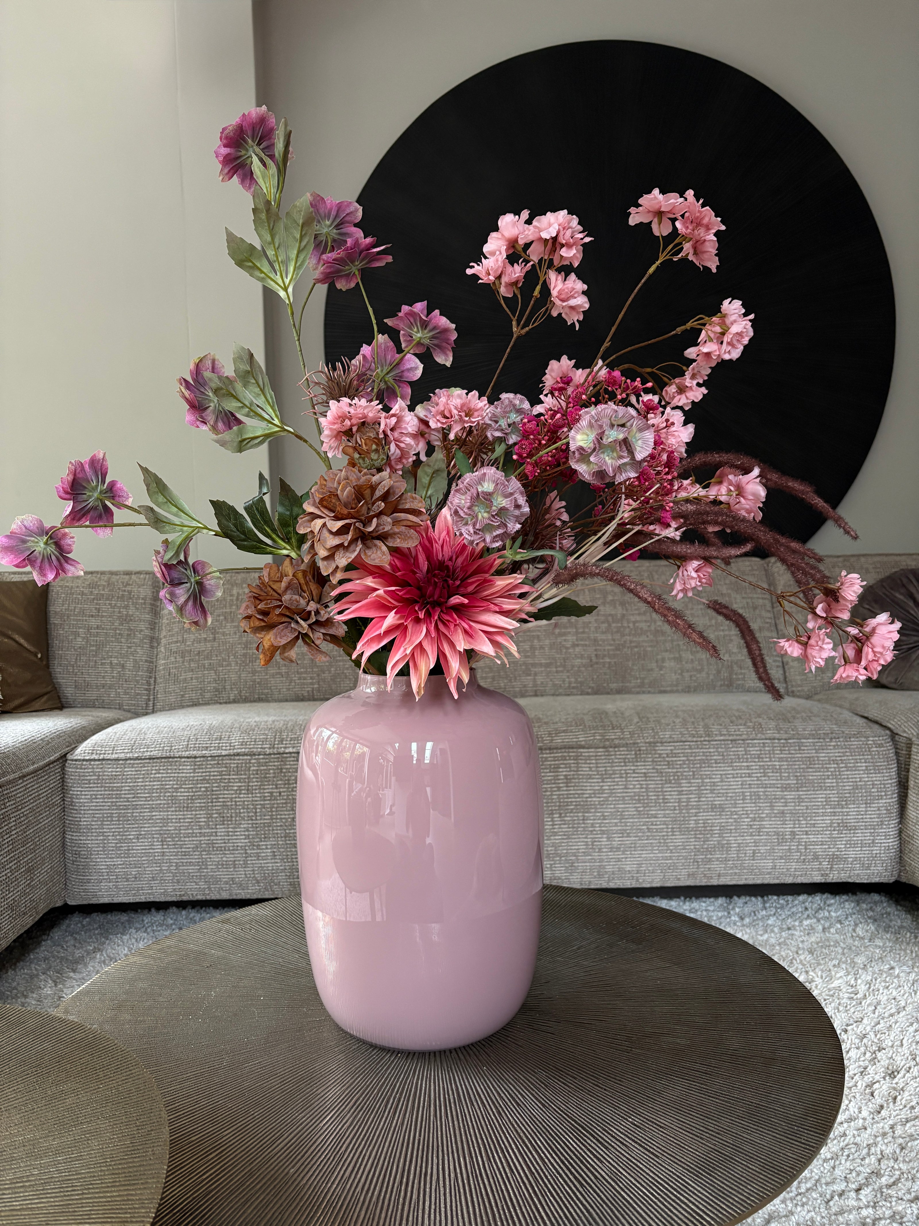 Zijden boeket in zachte roze tinten met prunustak, dahlia en helleborus in pastelroze vaas van 35 cm hoog