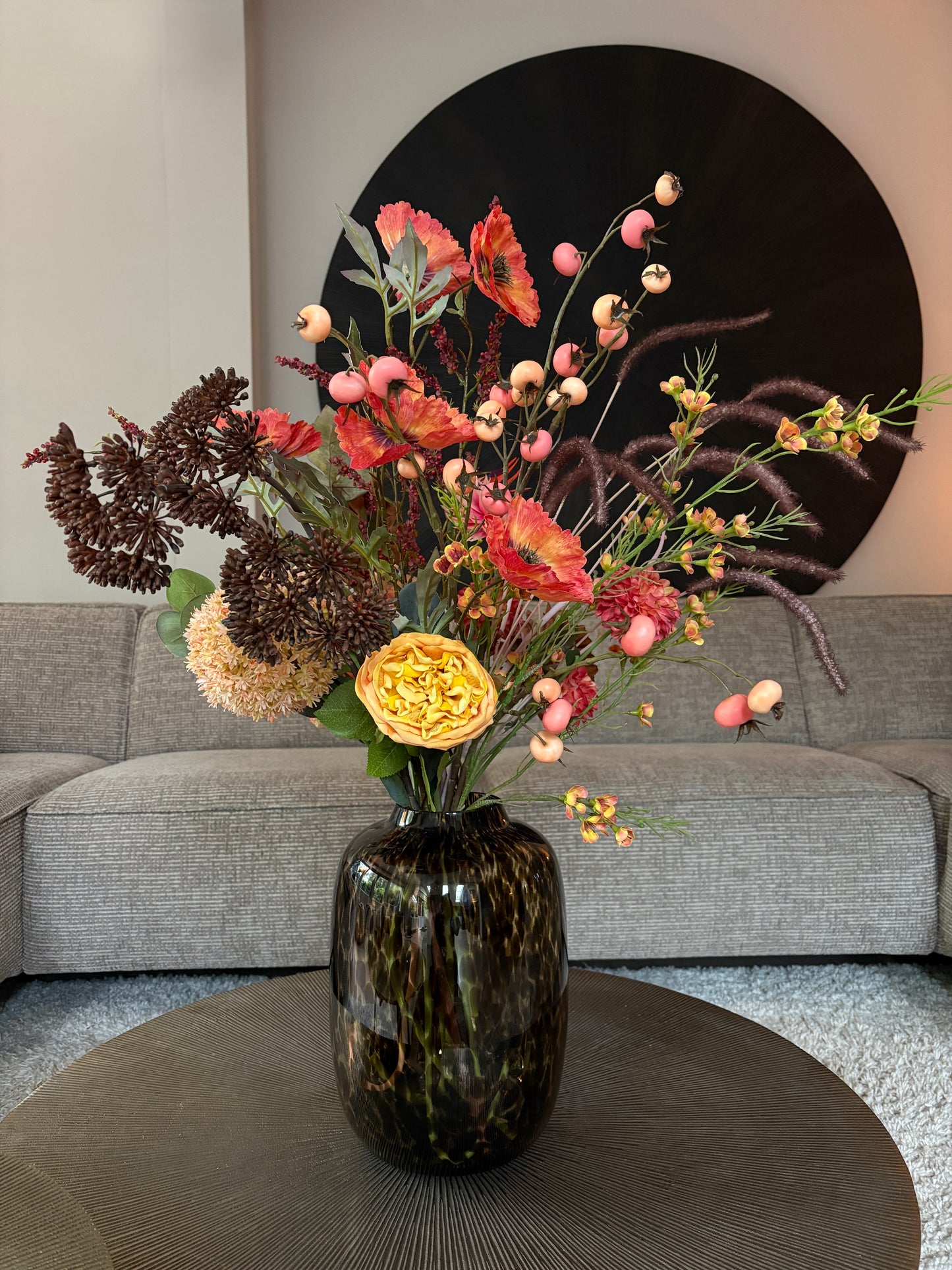 Zijden boeket Saar met 14 stelen in warme herfsttinten geel, oranje en paars, stijlvol geschikt in een cheetah print vaas van 29 cm hoog.