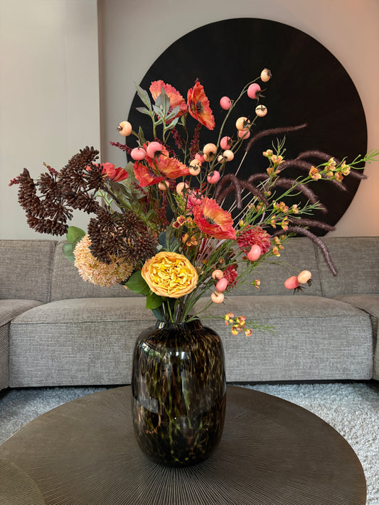 Zijden boeket Saar met 14 stelen in warme herfsttinten geel, oranje en paars, stijlvol geschikt in een cheetah print vaas van 29 cm hoog.