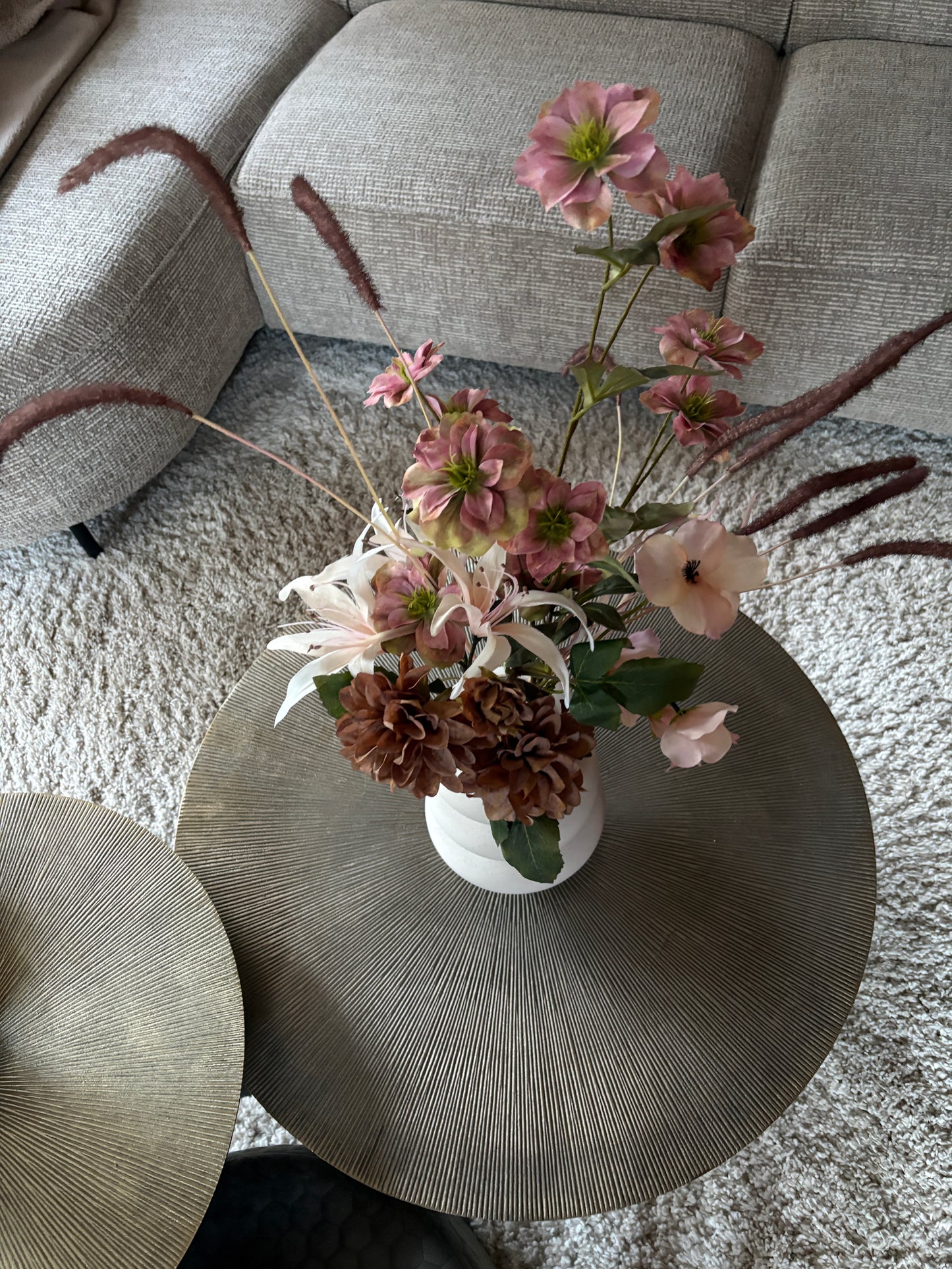 Zijden boeket Keet met zes kunstbloemen in taupe-, roze- en wittinten, elegant en romantisch bloemstuk voor elk interieur.