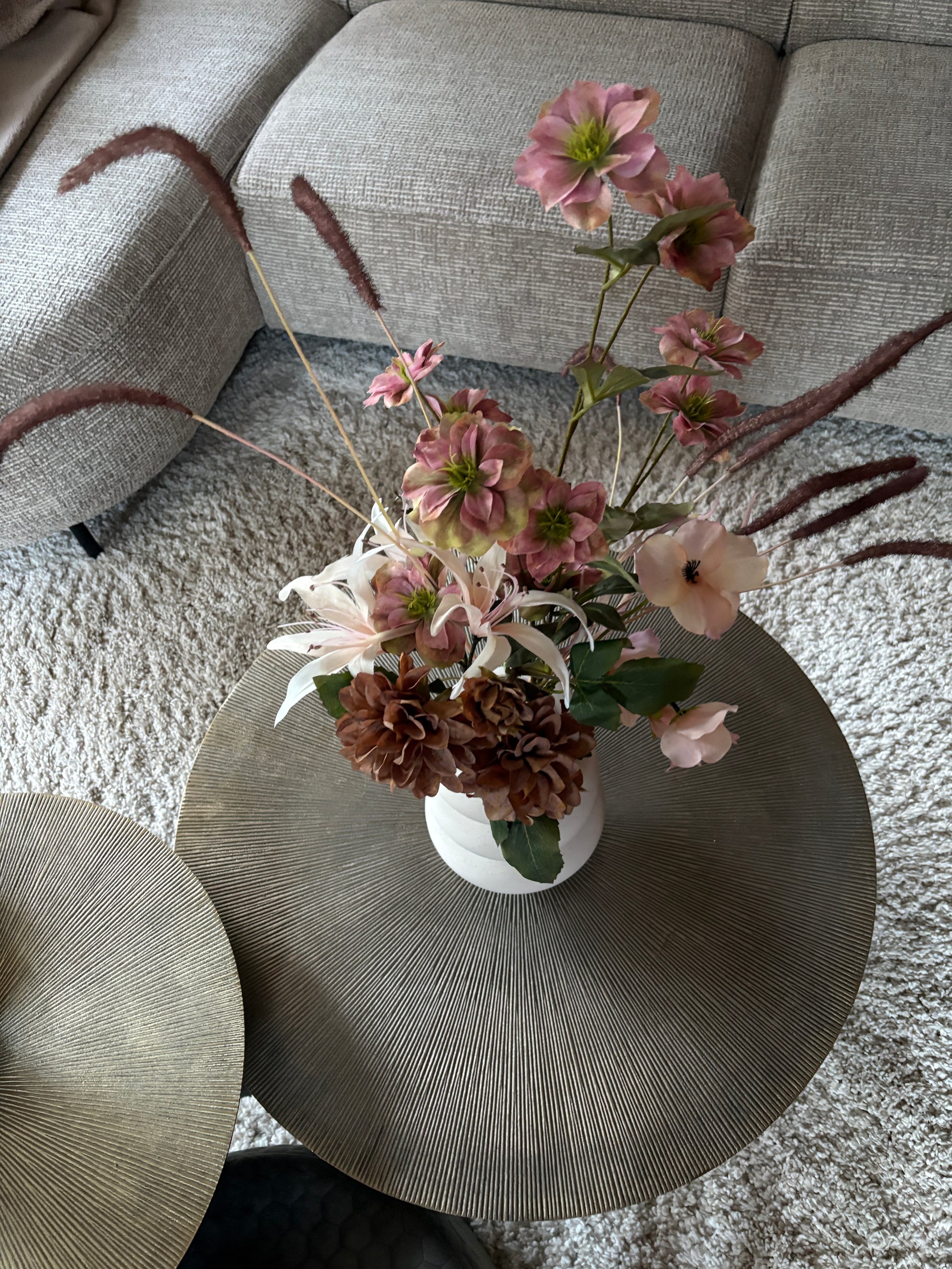 Zijden boeket Keet met zes kunstbloemen in taupe-, roze- en wittinten, elegant en romantisch bloemstuk voor elk interieur.