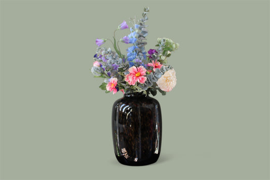 Zijden plakboeket met roze, paarse, blauwe, witte bloemen met vaas met cheetah dieren print