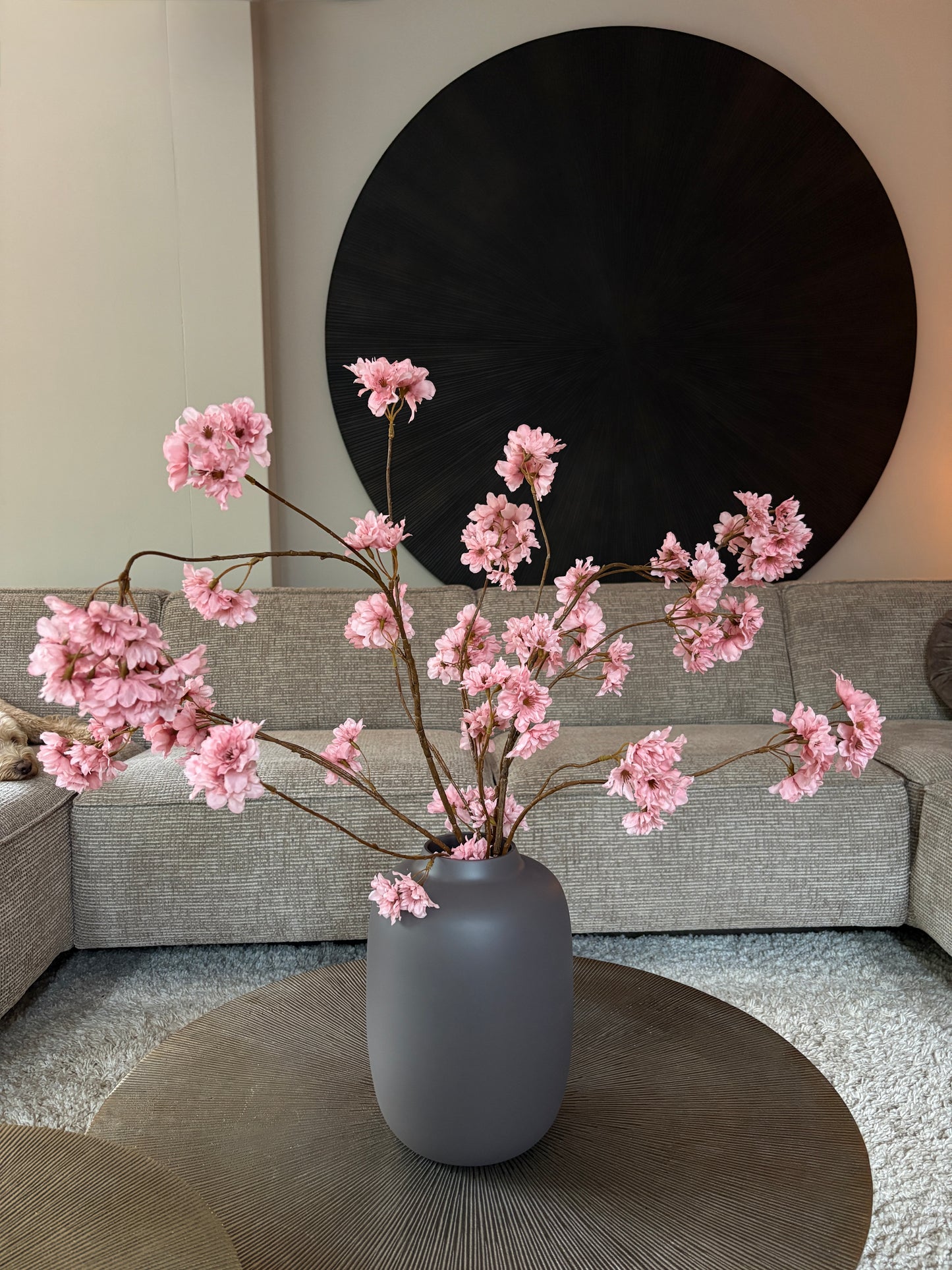 Zijden prunustak in taupe tint met verfijnde bloesems in een earth vaas van 29 cm hoog. Perfect als stijlvolle decoratie of aanvulling op een zijden boeket.