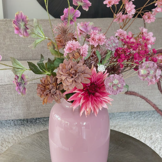 video Zijden boeket in zachte roze tinten met prunustak, dahlia en helleborus in pastelroze vaas van 35 cm hoog