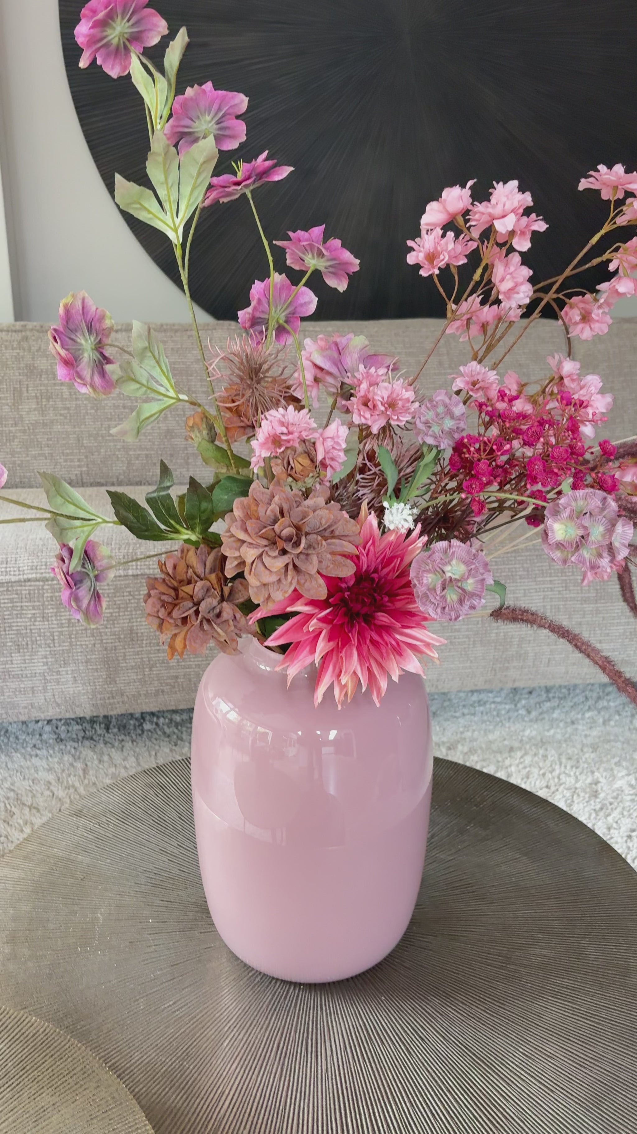 video Zijden boeket in zachte roze tinten met prunustak, dahlia en helleborus in pastelroze vaas van 35 cm hoog