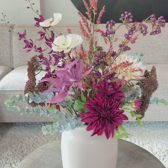 Video Zijden boeket met diep bordeaurode en paarse tinten in een invoorkleurige vaas van 35 cm hoog