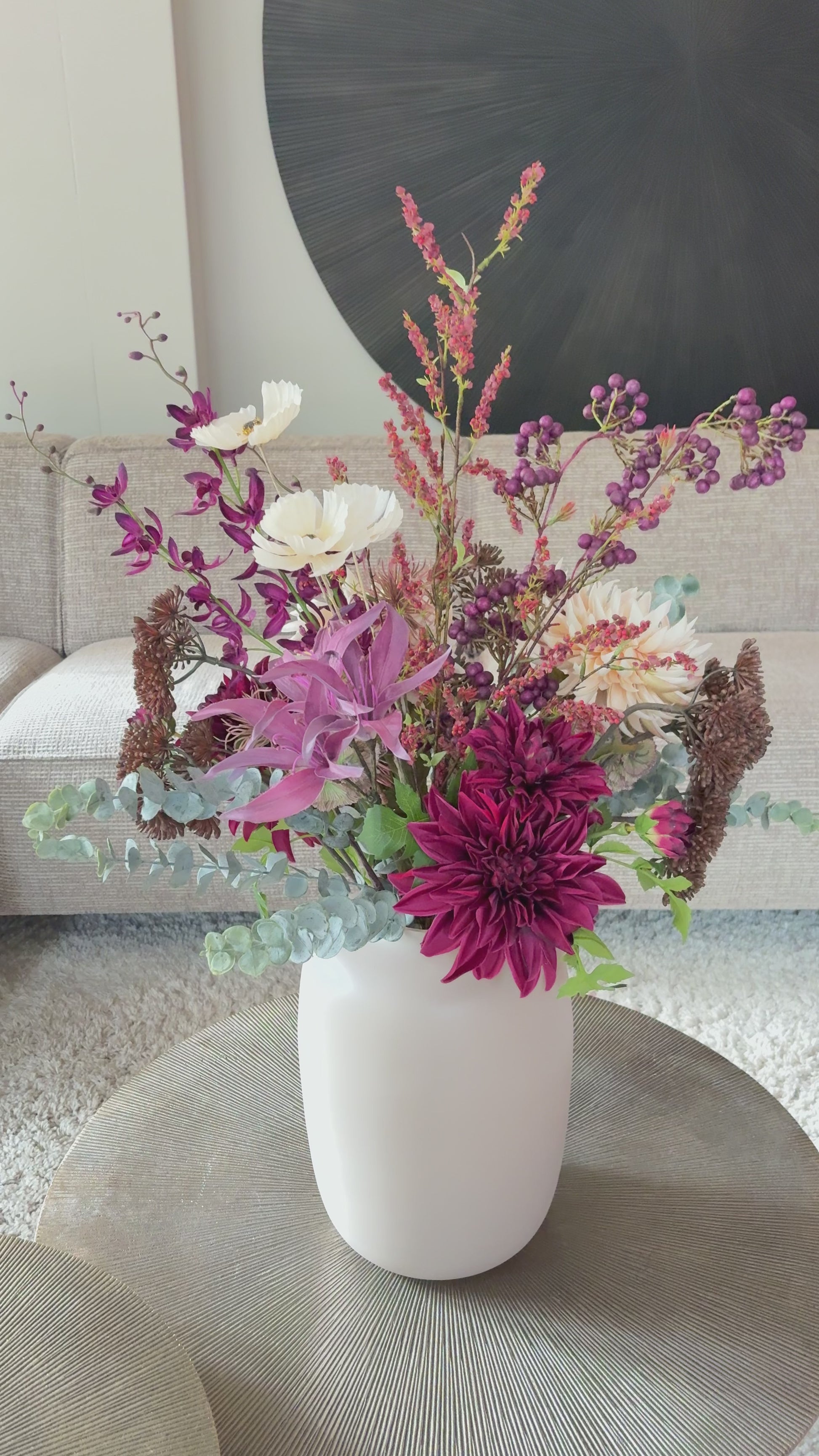 Video Zijden boeket met diep bordeaurode en paarse tinten in een invoorkleurige vaas van 35 cm hoog