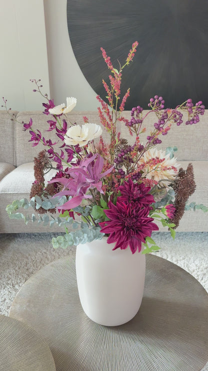 Video Zijden boeket met diep bordeaurode en paarse tinten in een invoorkleurige vaas van 35 cm hoog