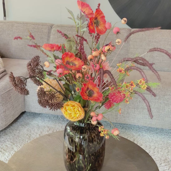 Video Zijden boeket Saar met 14 stelen in warme herfsttinten geel, oranje en paars, stijlvol geschikt in een cheetah print vaas van 29 cm hoog.