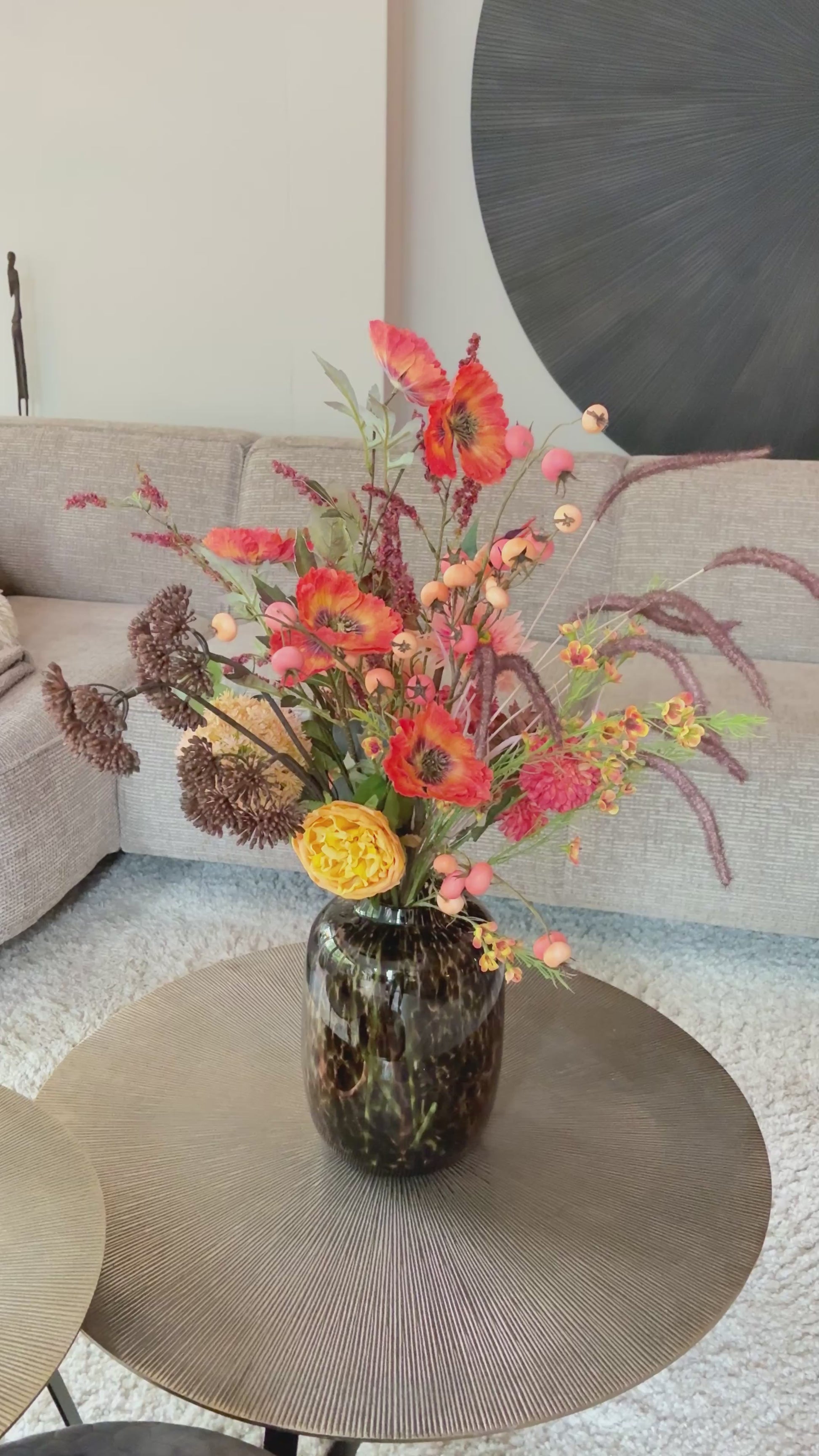 Video Zijden boeket Saar met 14 stelen in warme herfsttinten geel, oranje en paars, stijlvol geschikt in een cheetah print vaas van 29 cm hoog.