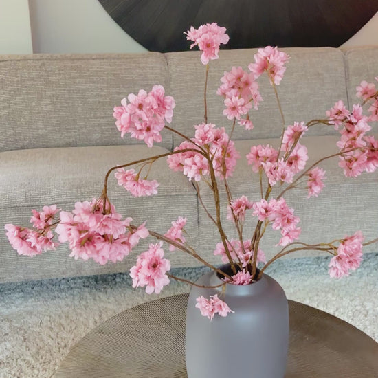 Video prunus taupe in een erath vaas van 29 cm hoog