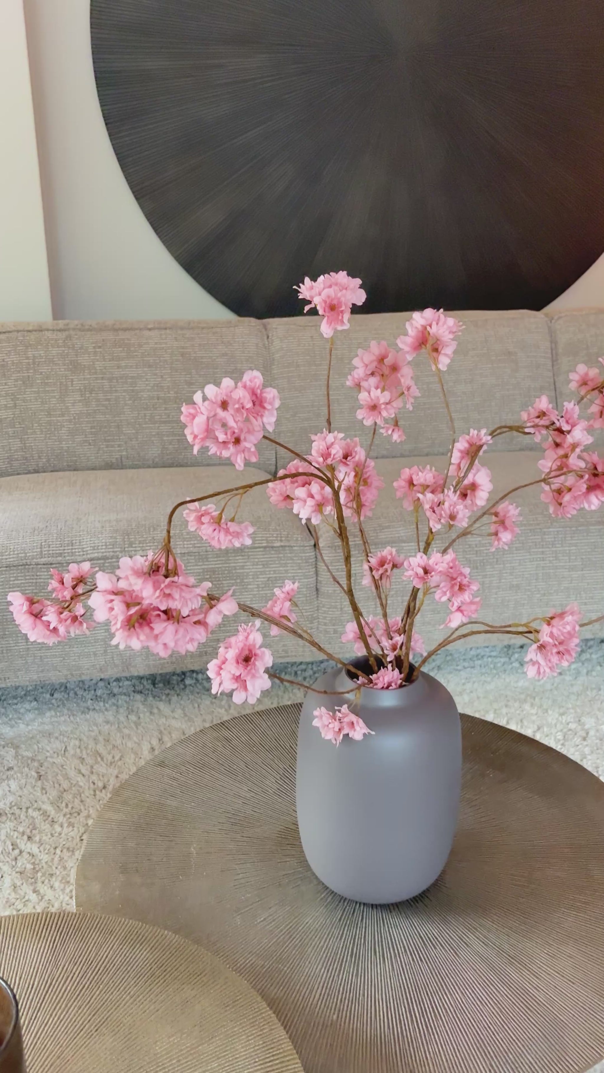 Video prunus taupe in een erath vaas van 29 cm hoog