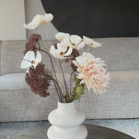 Zijden boeket Bente met crèmekleurige cosmos, heracles en chrysant in witte en bruine tinten, stijlvol bloemstuk met serene uitstraling.