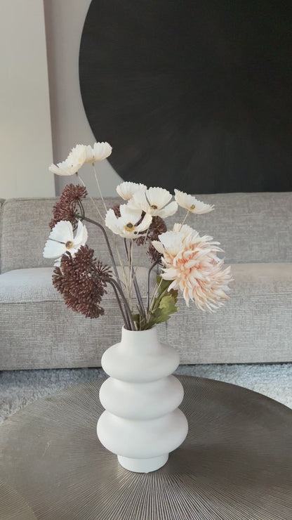 Zijden boeket Bente met crèmekleurige cosmos, heracles en chrysant in witte en bruine tinten, stijlvol bloemstuk met serene uitstraling.