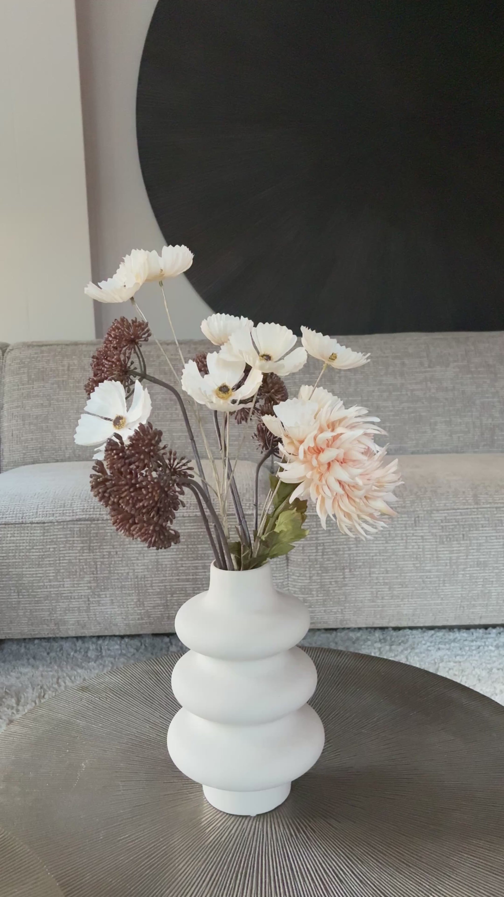 Zijden boeket Bente met crèmekleurige cosmos, heracles en chrysant in witte en bruine tinten, stijlvol bloemstuk met serene uitstraling.