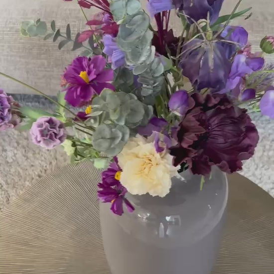 Filmpje van zijden boeket Lily met paarse en lila bloemen