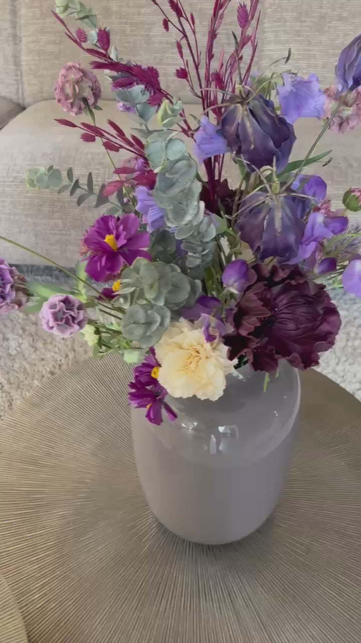 Filmpje van zijden boeket Lily met paarse en lila bloemen