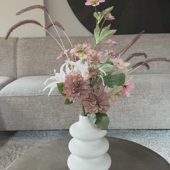 Zijden boeket Keet met zes kunstbloemen in taupe-, roze- en wittinten, elegant en romantisch bloemstuk voor elk interieur.