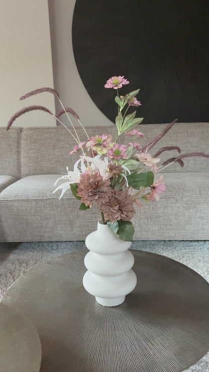 Zijden boeket Keet met zes kunstbloemen in taupe-, roze- en wittinten, elegant en romantisch bloemstuk voor elk interieur.